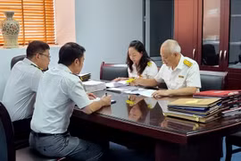 Lãnh đạo và công chức Cục Thuế Thành phố Hà Nội rà soát và giải quyết hồ sơ hoàn thuế giá trị gia tăng của doanh nghiệp. (Ảnh: Tổng cục Thuế cung cấp)