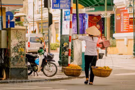 Tọa đàm về đổi mới thể chế kinh tế tại Việt Nam, hướng tới nước có thu nhập trung bình cao trước năm 2030, do Trường đại học Kinh tế Quốc dân tổ chức, ngày 1/3. (Ảnh: Vietnam+)
