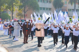 Lễ hội đường phố đã thu hút gần 1.500 người tham gia diễu hành