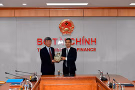 Thứ trưởng Bộ Tài chính Võ Thành Hưng đã tiếp và làm việc với ông Li Kouqing, Giám đốc Văn phòng Nghiên cứu kinh tế vĩ mô ASEAN+3. (Ảnh: BTC/Vietnam+)
