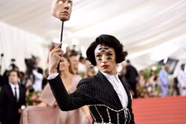Tròn mắt trước những bộ cánh kỳ dị trong sự kiện Met Gala 2019