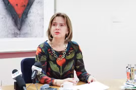 Bộ trưởng Cora van Nieuwenhuizen trong cuộc tiếp xúc với đoàn phóng viên Việt Nam thăm Hà Lan vào tháng 3 vừa qua (Ảnh: Hoàng Long)
