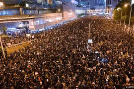 Người biểu tình chống dự luật dẫn độ ở Hong Kong. (Nguồn: DW)