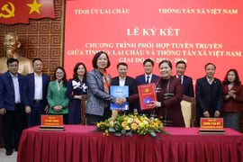 Bà Giàng Páo Mỷ, Ủy viên Trung ương Đảng, Bí thư Tỉnh ủy Lai Châu và bà Vũ Việt Trang, Ủy viên BCH Đảng bộ Khối các cơ quan Trung ương, Bí thư Đảng ủy, Tổng giám đốc TTXVN ký kết văn kiện Chương trình phối hợp tuyên truyền giữa Tỉnh ủy Lai Châu với TTXVN giai đoạn 2024-2026. (Ảnh: Quý Trung/TTXVN)