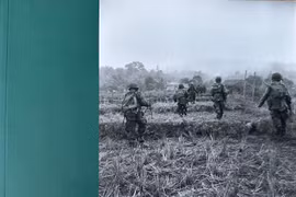 Bìa cuốn sách ảnh "Chiến dịch Điện Biên Phủ - từ 13/3 đến 7/5/1954", dày 211 trang do Cơ quan Truyền thông và Sản xuất Nghe nhìn Bộ Quốc phòng Pháp (ECPAD) phát hành nhân kỷ niệm 70 năm chiến dịch này. (Ảnh: Nguyễn Tuyên/TTXVN)