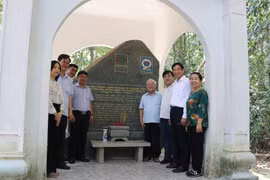 Các đại biểu tham quan, thắp hương tại Nhà bia tưởng niệm của Thông tấn xã Giải phóng. (Ảnh: Lê Xuân/TTXVN)