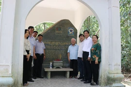 Các đại biểu tham quan, thắp hương tại Nhà bia tưởng niệm của Thông tấn xã Giải phóng. (Ảnh: Lê Xuân/TTXVN)