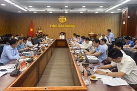 Ông Lưu Văn Bản, Ủy viên Ban Thường vụ Tỉnh ủy, Phó Chủ tịch Thường trực UBND tỉnh chủ trì phiên họp UBND tỉnh tháng Tám (lần 2). (Ảnh: Mạnh Tú/TTXVN)