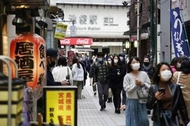 Người dân đeo khẩu trang phòng dịch COVID-19 tại Tokyo, Nhật Bản, ngày 9/4/2021. (Ảnh: Kyodo/TTXVN)