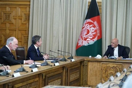 Tổng thống Afghanistan Ashraf Ghani trong cuộc gặp Ngoại trưởng Mỹ Antony Blinken đang ở thăm Kabul ngày 15/4. (Ảnh: AFP/TTXVN)