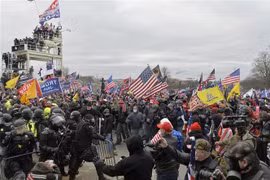 Người biểu tình quá khích ủng hộ Tổng thống Donald Trump tấn công tòa nhà Quốc hội ở Washington DC. ngày 6/1/2021. (Ảnh: THX/TTXVN)