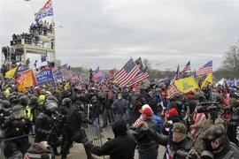 Người biểu tình quá khích ủng hộ Tổng thống Donald Trump tấn công tòa nhà Quốc hội ở Washington DC. ngày 6/1/2021. (Ảnh: THX/TTXVN)