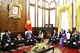 Chủ tịch nước Nguyễn Xuân Phúc tiếp ông Seong Ghi-hong, Chủ tịch, Giám đốc điều hành Hãng Thông tấn Yonhap của Hàn Quốc. (Ảnh: Thống Nhất/TTXVN)