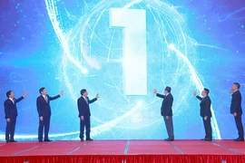 Ông Trần Thanh Mẫn, Ủy viên Bộ Chính trị, Phó Chủ tịch Thường trực Quốc hội, Trưởng ban Chỉ đạo Giải Diên Hồng và đại biểu thực hiện nghi thức phát động Giải Diên Hồng lần thứ nhất. (Ảnh: Doãn Tấn/TTXVN)