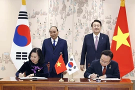 Chủ tịch nước Nguyễn Xuân Phúc và Tổng thống Hàn Quốc Yoon Suk-yeol chứng kiến lễ ký Biên bản ghi nhớ hợp tác trong lĩnh vực chăm sóc sức khỏe và y tế giữa Bộ Y tế Việt Nam và Bộ Y tế và Phúc lợi Hàn Quốc. (Ảnh: Thống Nhất/TTXVN)