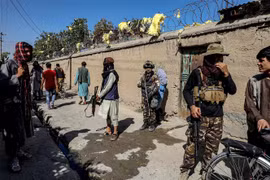 Lực lượng an ninh Taliban gác tại hiện trường vụ đánh bom nhằm vào một trung tâm giáo dục ở Kabul, Afghanistan, ngày 30/9/2022. (Ảnh: AFP/TTXVN)