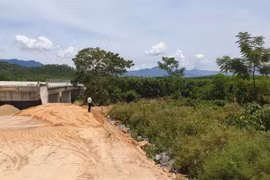 Lô đất có diện tích 1.644m2 của hộ bà Nguyễn Thị Tiến (xã Hòa Phú, huyện Hòa Vang) bị chính quyền huyện Hòa Vang “cấp nhầm” cho nhà hàng xóm, đến khi bị giải tỏa phục vụ dự án giao thông thì gia đình mới phát hiện ra. (Ảnh: Quốc Dũng/TTXVN)