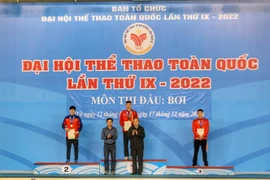 Trao giải nội dung Bơi tự do 400m nam với Huy chương Vàng thuộc về Nguyễn Huy Hoàng (Quảng Bình); Huy chương Bạc thuộc về Trần Hưng Nguyên (Quân đội); Huy chương Đồng thuộc về Nguyễn Hữu Kim Sơn (Đà Nẵng). (Ảnh: Tuấn Đức/TTXVN)