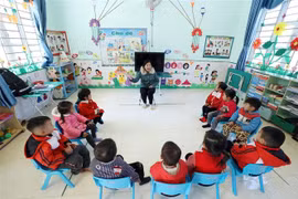 Một buổi học lớp ghép 2 + 3 + 4 tuổi của điểm trường Lũng Slàng thuộc trường Mầm non xã Tri Phương (Tràng Định, Lạng Sơn). (Ảnh: TTXVN phát)