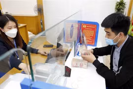 Nới "room" tín dụng, nhóm ngân hàng phân hóa đầu phiên