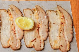 Thịt lợn là món ăn phổ biến cho ngày Giáng Sinh. (Nguồn: Chef's Pencil)