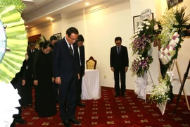 Bí thư Thành ủy Thành phố Hồ Chí Minh Nguyễn Văn Nên cùng đoàn đại biểu dành phút mặc niệm tưởng nhớ nguyên Tổng Bí thư Ban chấp hành Trung ương Đảng Cộng sản Trung Quốc Giang Trạch Dân tại Tổng Lãnh sự quán Trung Quốc tại Thành phố Hô Chí Minh. (Ảnh: Tha