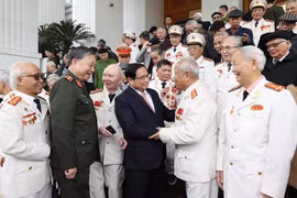 Thủ tướng Phạm Minh Chính với các nhân chứng lịch sử Công an nhân dân. (Ảnh: Dương Giang/TTXVN)