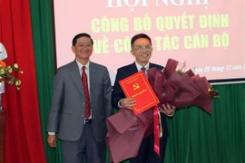 Trao Quyết định điều động ông Đặng Trí Dũng làm Bí thư Thành ủy Đà Lạt. (Ảnh: Chu Quốc Hùng/TTXVN)