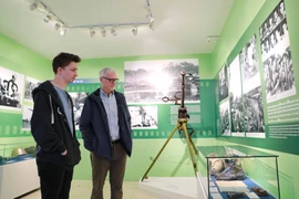 Du khách nước ngoài tham quan triển lãm. (Ảnh: Thanh Tùng/TTXVN)