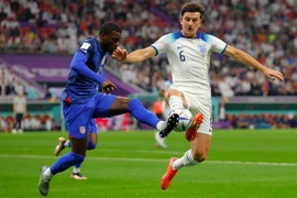 Tiền đạo Timothy Weah (trái) của Mỹ tranh bóng với hậu vệ Anh Harry Maguire. (Ảnh: AFP/TTXVN)