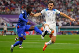 Tiền đạo Timothy Weah (trái) của Mỹ tranh bóng với hậu vệ Anh Harry Maguire. (Ảnh: AFP/TTXVN)