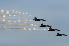 Phi đội máy bay Su30 MK luyện tập để phục vụ triển lãm. (Ảnh:Trọng Đức/TTXVN)