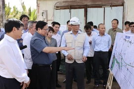 Thủ tướng Phạm Minh Chính khảo sát dự án đường cao tốc Bắc Nam phía Đông, tuyến Cần Thơ - Cà Mau đoạn qua địa bàn xã Vĩnh Lộc, huyện Hồng Dân, tỉnh Bạc Liêu. 