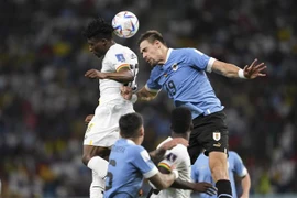 Pha tranh bóng bổng quyết liệt giữa Sebastian Coates (phải) của Uruguay và Mohammed Kudus của Ghana. Ảnh: THX/TTXVN