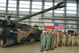 Binh sỹ Ba Lan và binh sỹ Mỹ tại cuộc gặp giữa Bộ trưởng Quốc phòng nước chủ nhà Mariusz Blaszczak và Bộ trưởng Quốc phòng Mỹ Lloyd Austin tại Warsaw, ngày 18/2/2022. (Ảnh: AFP/TTXVN)