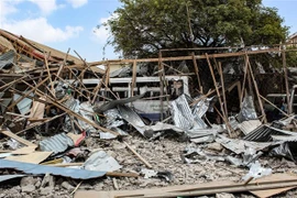 Hiện trường một vụ đánh bom tại Mogadishu, Somalia, ngày 25/11/2021. (Ảnh: AFP/TTXVN)