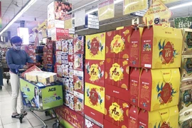 Dòng sản phẩm hộp quà Tết An của công ty TNHH Thực phẩm Orion Vina đa dạng chủng loại dành cho phân khúc khách hàng cá nhân và doanh nghiệp. (Ảnh: Mỹ Phương/TTXVN)