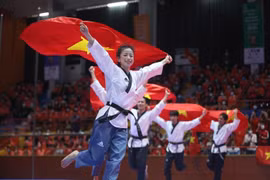 Các thành viên đội tuyển Taekwondo thi đấu biểu diễn Quyền sáng tạo đồng đội ăn mừng khi giành HCV ngay trận đầu ra quân tại SEA Games 31, sáng 16/5. (Ảnh: Minh Quyết/TTXVN)