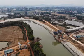 Thi công cầu vượt sông Thương, thuộc dự án đường nối từ Quốc lộ 37-Quốc lộ 17- Đường tỉnh 292. (Ảnh: Danh Lam/TTXVN)