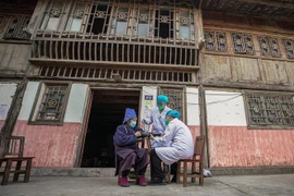 Nhân viên y tế tiêm vaccine ngừa COVID-19 cho người dân tại tỉnh Quý Châu, Trung Quốc, ngày 12/12/2022. (Ảnh: AFP/TTXVN)