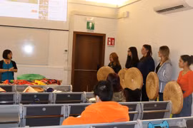 Cô giáo Lê Thị Bích Hường hướng dẫn các em sinh viên tập luyện chương trình biểu diễn. (Ảnh: Trường Dụy/TTXVN phát)