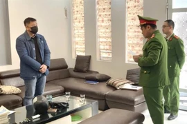 Cơ quan cảnh sát điều tra Công an tỉnh Cao Bằng đọc lệnh bắt ông Trần Triều Dương. (Ảnh: TTXVN phát)