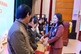 Phó Chủ tịch nước Võ Thị Ánh Xuân tặng quà cho công nhân, người lao động có hoàn cảnh khó khăn trên địa bàn tỉnh Lạng Sơn. (Ảnh: Anh Tuấn/TTXVN)