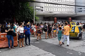 Người dân tại Manila, Philippines, sơ tán ra bên ngoài các tòa nhà sau trận động đất ngày 27/7/2022. (Ảnh minh họa: AFP/ TTXVN)