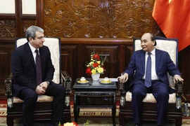 Chủ tịch nước Nguyễn Xuân Phúc tiếp Đại sứ Azerbaijan Shovgi Kamal Oglu Mehdizade. (Ảnh: Thống Nhất/TTXVN)