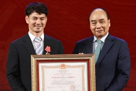 Chủ tịch nước Nguyễn Xuân Phúc trao tặng Huân chương Lao động hạng Ba cho Nghệ sỹ Ưu tú Nguyễn Xuân Bắc-Giám đốc Nhà hát Kịch Việt Nam. (Ảnh: Thống Nhất/TTXVN)