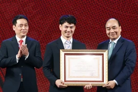 Chủ tịch nước Nguyễn Xuân Phúc trao tặng Huân chương Lao động hạng Ba cho Nhà hát Kịch Việt Nam. 