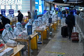 Nhân viên y tế làm việc tại một điểm xét nghiệm COVID-19 tại nhà ga Hongqiao ở Thượng Hải, Trung Quốc, ngày 6/12/2022. (Ảnh: AFP/TTXVN)