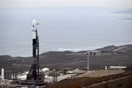 Tên lửa Falcon 9 của SpaceX mang theo vệ tinh SWOT được đặt tại bệ phóng ở căn cứ Vandenberg, bang California, Mỹ ngày 15/12. (Ảnh: AFP/TTXVN)