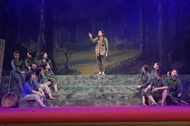 Một cảnh trong vở chèo "Lưu Xá một thời hoa lửa". (Ảnh: Thu Hằng/TTXVN)